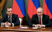 Vicevoorzitter van de speciale veiligheidsraad Dmitri Medvedev (links) en president Vladimir Poetin (rechts). beeld EPA, Dmitry Astakhov