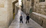Kinderen spelen in de Oude Stad van Jeruzalem. Naar schatting één op de vijf zwangerschappen in Israël eindigt in abortus. beeld AFP, Ahmad Gharabli