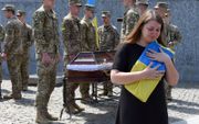 De zus van omgekomen Oekraïens soldaat Oleksiy Tarasev in rouw bij de begrafenis van haar broer in Lviv. beeld AFP, Yuriy Dyachyshyn