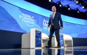 Oprichter en voorzitter van het Wereld Economisch Forum Klaus Schwab arriveert op het podium tijdens de jaarlijkse bijeenkomst van het Wereld Economisch Forum (WEF) in Davos, op 25 mei 2022. beeld AFP, Fabrice COFFRINI