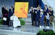 Paus Franciscus moet zich vanwege knieproblemen per rolstoel laten verplaatsen. Van terugtreden lijkt hij echter nog niet te willen weten. beeld AFP, Filippo Monteforte