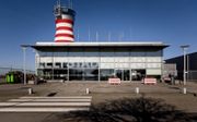 Lelystad Airport met de verhoogde uitkijktoren. Het vliegveld doet nu vooral dienst als oefenlocatie voor lesvluchten. beeld ANP, Koen van Weel