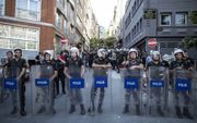 Turkse politie blokkeert een straat in Istanbul. beeld EPA