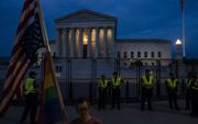 De Amerikaanse politie bewaakt het hooggerechtshof in Washington extra, uit angst voor protesten tegen het abortusbesluit dat het hof vrijdag nam. beeld AFP