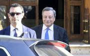 De Italiaanse premier, Mario Draghi, verlaat zijn huis in Rome, Italië. beeld EPA, Claudio Peri