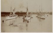 Pantserschepen van de Koninklijke Marine in het Oosterdok van Amsterdam, september 1909. Van links naar rechts de ”Piet Hein”, de ”Evertsen” en de ”Jacob van Heemskerck”. beeld Wikipedia