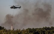 Een blushelikopter van Defensie hielp deze week bij het bestrijden van een brand in het duingebied bij de Brouwersdam. beeld ANP, Jeffrey Groeneweg