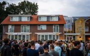 Een groep betogers posteerde zich woensdag voor hotel ’t Elshuys in Albergen. Het kabinet besloot dat daar maximaal 300 vluchtelingen moet worden opgevangen en passeerde de gemeente.  beeld ANP, Roland Heitink