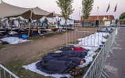 Honderden asielzoekers slapen elke nacht buiten voor het aanmeldcentrum in Ter Apel. beeld ANP, Vincent Jannink