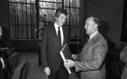 Chris van Veen (r.) en Wim Kok sluiten in 1982 een sociaal akkoord. beeld ANP
