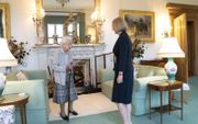 Koningin Elizabeth verwelkomde Liz Truss dinsdag in haar verblijf in Balmoral, Schotland. beeld EPA, Andrew Milligan