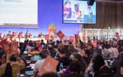 De elfde assemblee van de Wereldraad van Kerken in het Duitse Karlsruhe werd donderdag afgesloten. Deelnemers staken een oranje kaart omhoog als ze het ergens mee eens waren. beeld WCC, Albin Hillert