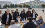 Oekraieners in het oosten van het land brengen hun stem uit. Beeld EPA/Stringer
