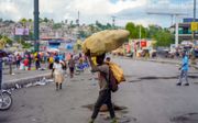 De straten in de Haïtiaanse hoofdstad Port-au-Prince waren deze week ongewoon stil. Vanwege de gestegen brandstofprijzen werd er gestaakt. beeld AFP, Richard Pierrin