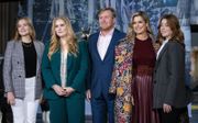 Koning Willem-Alexander, koningin Maxima en prinsessen Amalia, Ariane en Alexia poseren tijdens de fotosessie in de Nieuwe Kerk. beeld ANP, Remko de Waal