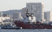 Reddingsschip Ocean Viking voer vrijdagmorgen de haven van de Franse stad Toulon binnen. beeld EPA, Guillaume Horcajuelo