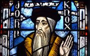 John Knox, afgebeeld in een glas-in-loodraam in de Amerikaanse kerk in Parijs. beeld EMG