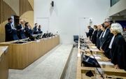 De rechtbank onder leiding van voorzitter H. Steenhuis (2e l.) voorafgaand aan de uitspraak in het omvangrijke strafproces over het neerhalen van vlucht MH17. Vier mannen worden vervolgd voor betrokkenheid bij de ramp die alle inzittenden het leven heeft gekost. beeld ANP, Remko de Waal