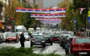 Etnische Serviërs protesteren in het Servische deel van de stad Mitrovica tegen de verplichting om hun auto van Kosovaarse kentekenplaten te voorzien. Ze plakken hooguit de letters van hun nummerbord af. beeld EPA, Djordje Savic