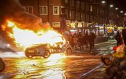 Een brandende auto op het Mercatorplein in Amsterdam. beeld ANP/NIEUWSFOTO.NL