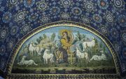 De Goede Herder te midden van Zijn schapen in het Mausoleum van Galla Placidia in Ravenna (450 na Christus). beeld dr. J. Veldman