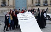 Leden van de Franse uiterst-linkse partij La France insoumise vieren het feit dat een overgrote meerderheid van het Franse parlement donderdag stemde voor verankering van het recht op abortus in de grondwet. beeld AFP, Geoffrey Van der Hasselt