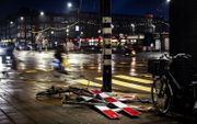 Omgevallen verkeersborden op het Mercatorplein in Amsterdam. De ME greep zondag in na onlusten rond de winst van Marokko op België tijdens het WK in Qatar. beeld ANP, Ramon van Flymen