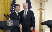 De Amerikaanse president Joe Biden en de Franse president Emmanuel Macron in Washington. beeld EPA, Chris Kleponis