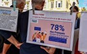 Demonstratie van voorstanders van een ruime euthanasiewetgeving in de Franse stad Marseille, 1 november. Aan de waslijn hangen uitslagen van opiniepeilingen onder Fransen over euthanasie. beeld SOPA Images, Gerard Bottino
