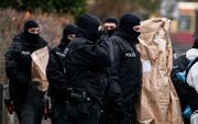 Duitse politie in actie bij de invallen van afgelopen woensdag. beeld EPA, Filip Singer