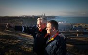 Topman Luc Remont van energieconcern Electricité de France (EDF) (r) en de Franse minister van Economie Bruno Le Maire (l.) nemen een selfie voor de kerncentrale van Petit-Caux, vorige week. beeld AFP, Lou Benoist