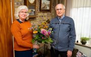 Hans Versluis uit Werkendam krijgt bloemen van zijn dochter Jeanette Vink-Versluis. „Een bedankje en bemoediging is wel op zijn plaats.”