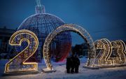 Een gezin poseert voor kerst- en nieuwjaarsversieringen in Moskou. beeld AFP, Natalia Kolesnikova
