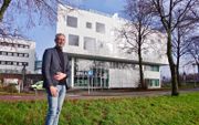 Manager Leo Blok van het Joint Research Center Zeeland voor het gebouw in Middelburg. beeld Van Scheyen Fotografie