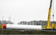 Een enorm onderdeel van een windmolen werd woensdag van de snelweg getakeld. Het stuk blokkeerde een knooppunt van de A1 en de A50 bij Apeldoorn. Het onderdeel raakte los bij vervoer. beeld ANP, Roland Heitink