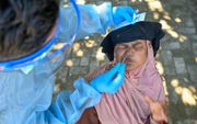 Een Rohingya-vluchteling wordt getest op het coronavirus in een tijdelijk opvangcentrum in Ladong, in de Indonesische provincie Atjeh. Duizenden Rohingya-moslims, die in Myanmar zwaar worden vervolgd, riskeren elk jaar hun leven op lange en dure zeereizen -vaak in boten van slechte kwaliteit- in een poging Maleisië of Indonesië te bereiken. beeld AFP, CHAIDEER MAHYUDDIN