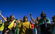 Aanhangers van de voormalige Braziliaanse president Jair Bolsonaro bidden voor zijn gezondheid. beeld AFP, Chandan Khanna
