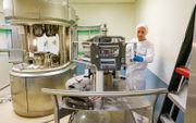 Een medewerker van medicijnfabriek InnoGenerics maakt een machine schoon waarmee pillen worden gevormd. beeld ANP, Marlies Wessels