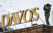 De bewaking bij het congreshotel in Davos is streng. beeld EPA, Gian Ehrenzeller
