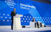 Toespraak van de Duitse bondskanselier Olaf Scholz in Davos. Rechts Klaus Schwab, oprichter van het World Economic Forum (WEF). beeld AFP, Fabrice Coffrini