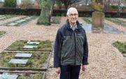 Temidden van de graven van rampslachtoffers op de begraafplaats in Nieuwerkerk. Henk Flikweert (destijds 7 jaar) verloor 26 familieleden. „Het heeft me erg beziggehouden waarom ik gespaard bleef terwijl anderen omkwamen.” beeld RD, Anton Dommerholt