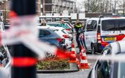 Hulpdiensten op een parkeerplaats bij winkelcentrum Walburg aan Hof van Holland waar zaterdagmiddag een schietpartij plaatsvond waarbij een 66-jarige vrouw om het leven is gekomen. Beeld ANP, JEFFREY GROENEWEG