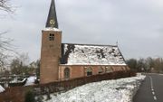 Het hervormde kerkje aan de dijk in Aalburg. beeld Ad Ermstrang