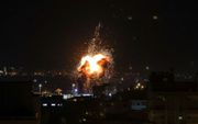 De Israëlische luchtmacht beschoot vrijdagmorgen vroeg doelen in de Gazastrook, nadat Palestijnse terroristen eerder raketten op Israël hadden afgevuurd. beeld AFP, Mahmud Hams