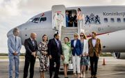 Koning Willem-Alexander, koningin Máxima en prinses Amalia zijn vrijdagmiddag lokale tijd aangekomen op Flamingo Airport op Bonaire. beeld ANP, Remko de Waal