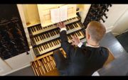 Hans van Haeften achter de klavieren van het Naberorgel in de Sint-Joriskerk in Amersfoort. beeld stichting Promotie Orgel Projecten