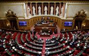 Schermen tonen de resultaten van de stemming in de senaat in Parijs over een wetsontwerp voor de constitutionalisering van het recht op abortus. beeld AFP, Ludovic Marin