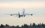 De laatste 747 van Boeing, een 747-8 Freighter, kiest het luchtruim in Everett in de VS. Woensdag maakte het toestel zijn eerste vlucht. beeld AFP, Jason Redmond