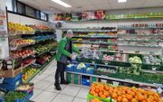 Emin Jilmaz runt een Turkse supermarkt in Deventer. beeld RD