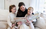 Marjolein van der Toorn leest haar kinderen voor. beeld RD, Anton Dommerholt